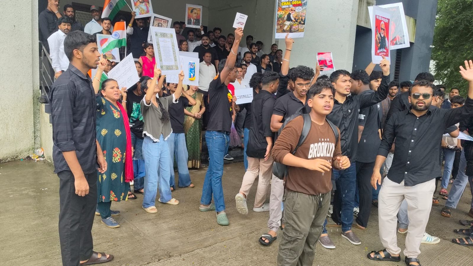 जंतर-मंतर लाठीचार्जच्या निषेधार्थ कर्जत मध्ये विद्यार्थ्यांचे आंदोलन