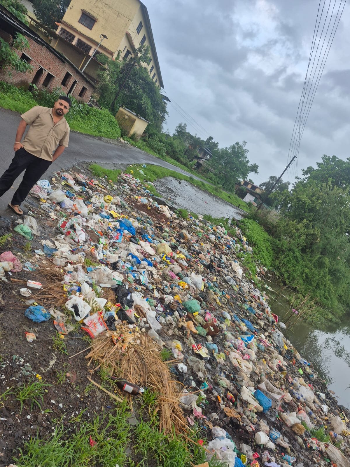 कडाव गावातील गोपाळ तलावाजवळ घाणीचे साम्राज्य