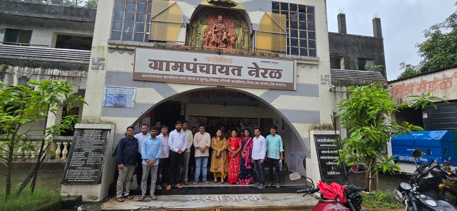 नेरळमध्ये मनसेकडून सफाई कामगारांना रेनकोट वाटप