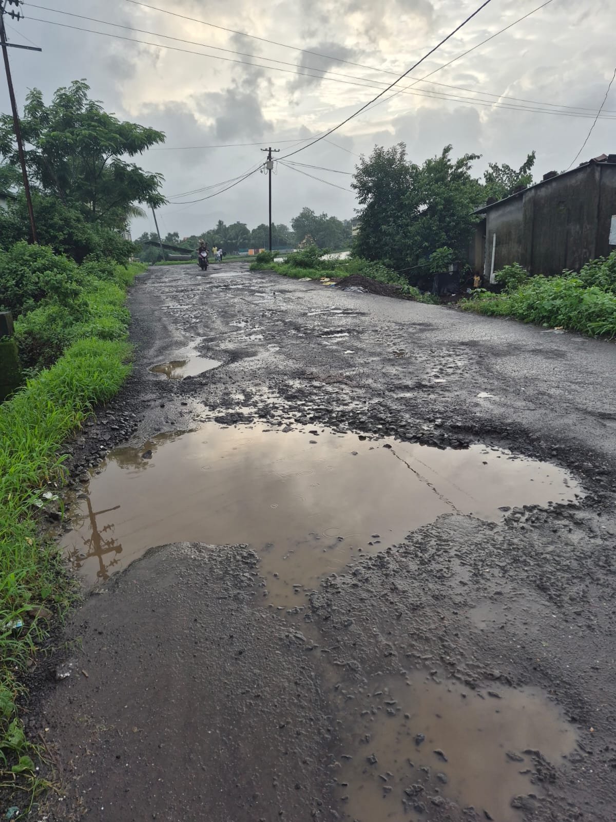 कर्जत शहर-ग्रामीण भागात खड्ड्यांचे साम्राज्य