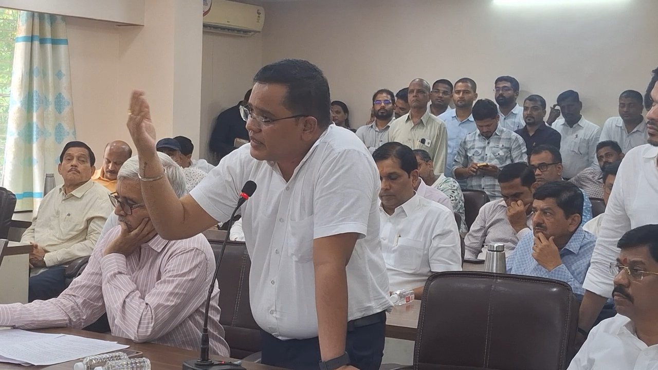 कर्जत शहरातील ५० प्रलंबित नागरी समस्यांवर महिनाभरात कार्यवाही करा