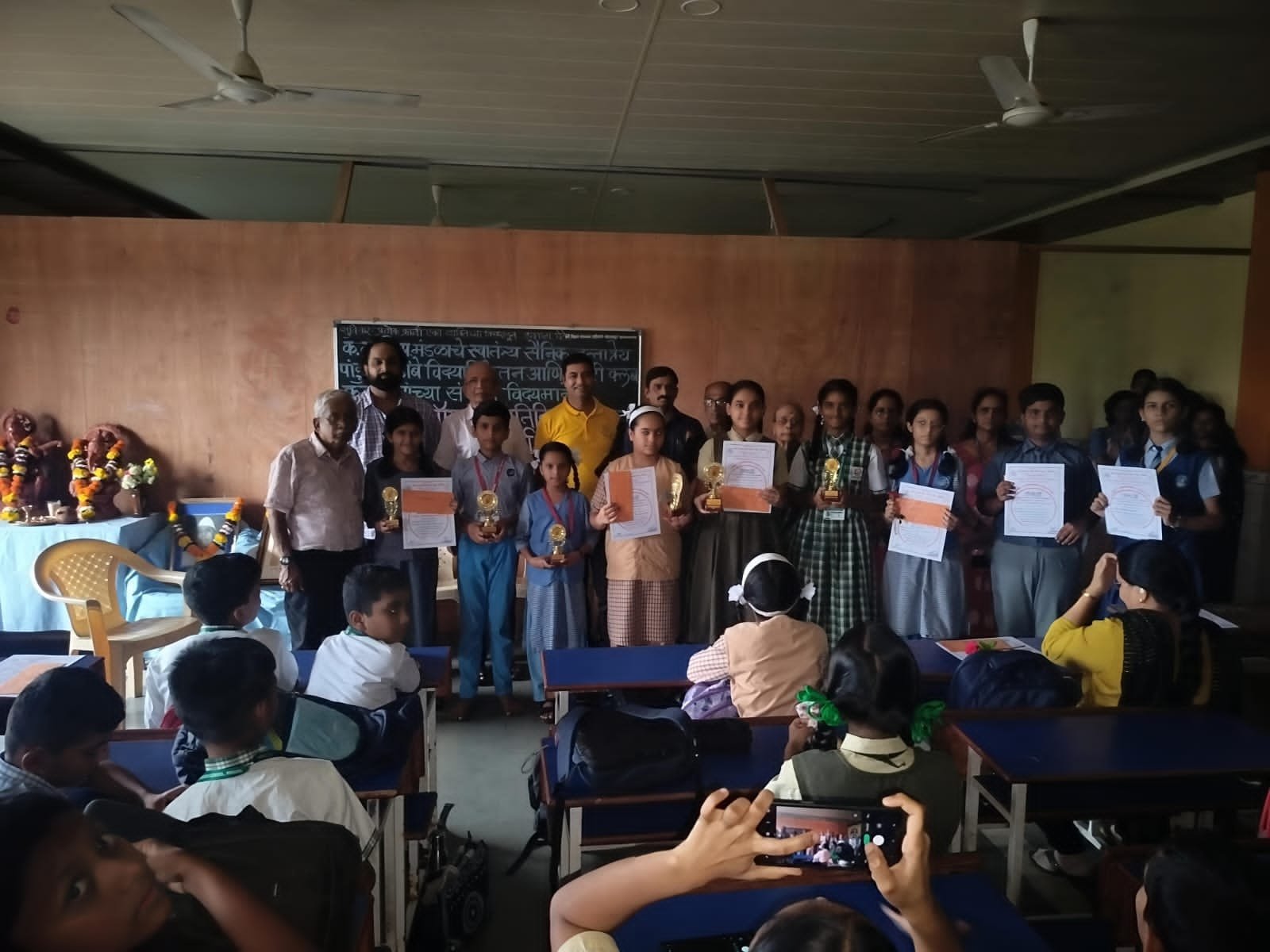 कर्जतमध्ये क्रांतिदिनानिमित्त आंतरशालेय वक्तृत्व स्पर्धेला उत्स्फूर्त प्रतिसाद