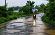 रस्त्यावर खड्डे की खड्ड्यांत रस्ता?