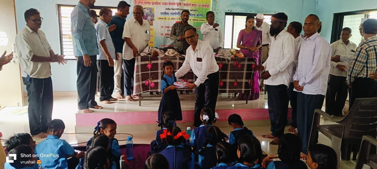 गरजू विद्यार्थ्यांच्या शिक्षणाला माजी विद्यार्थ्यांचा आधार