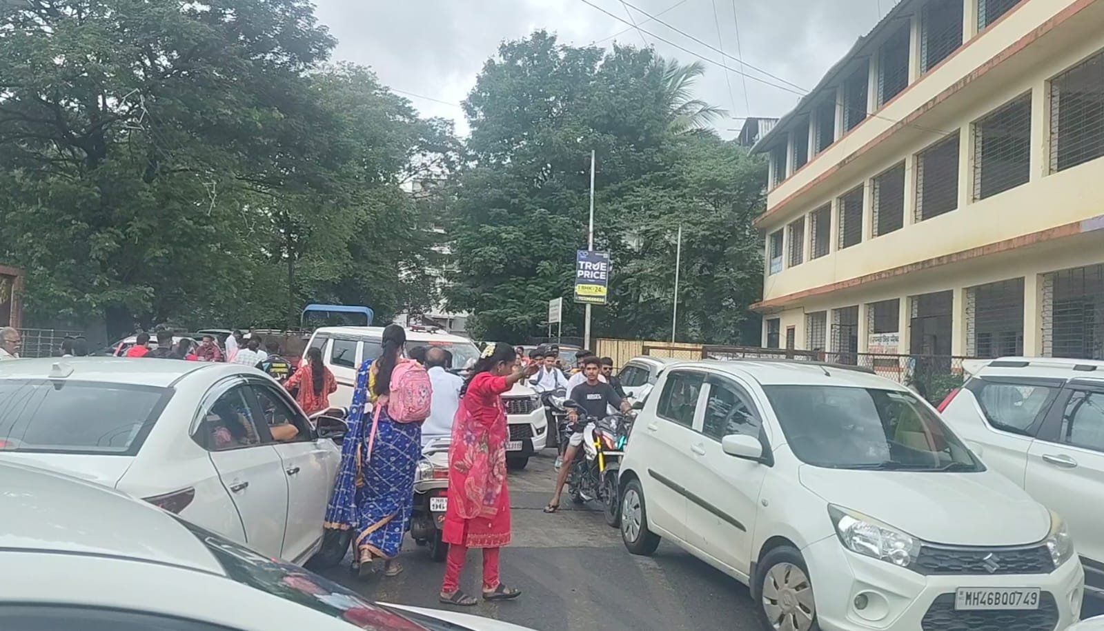 रस्त्यालगतच्या बेशिस्त पार्किंगने कर्जतची वाहतूक कोंडी वाढली; नागरिक हैराण