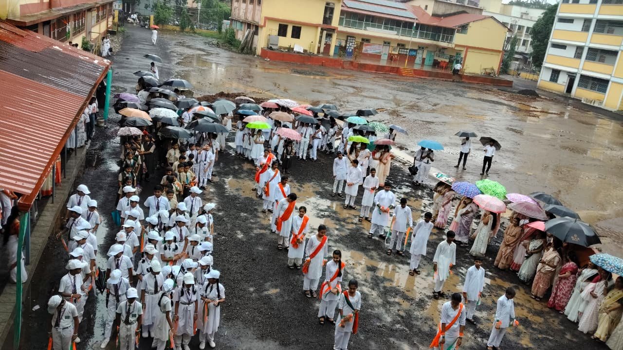 पावसाच्या सरींमध्येही देशभक्तीचा उत्साह कायम