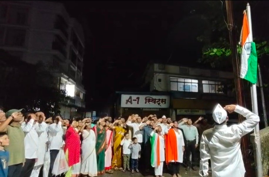 मध्यरात्रीच्या ध्वजारोहणास कर्जतकरांचा उदंड प्रतिसाद