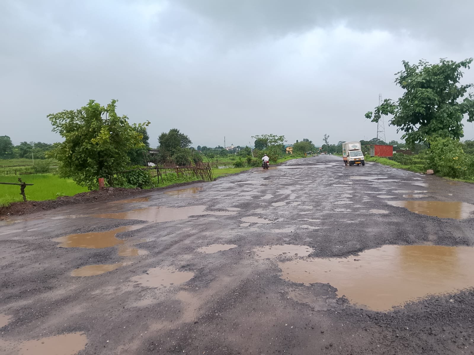 कर्जत-मुरबाड राष्ट्रीय महामार्गावर पुन्हा खड्ड्यांचे साम्राज्य