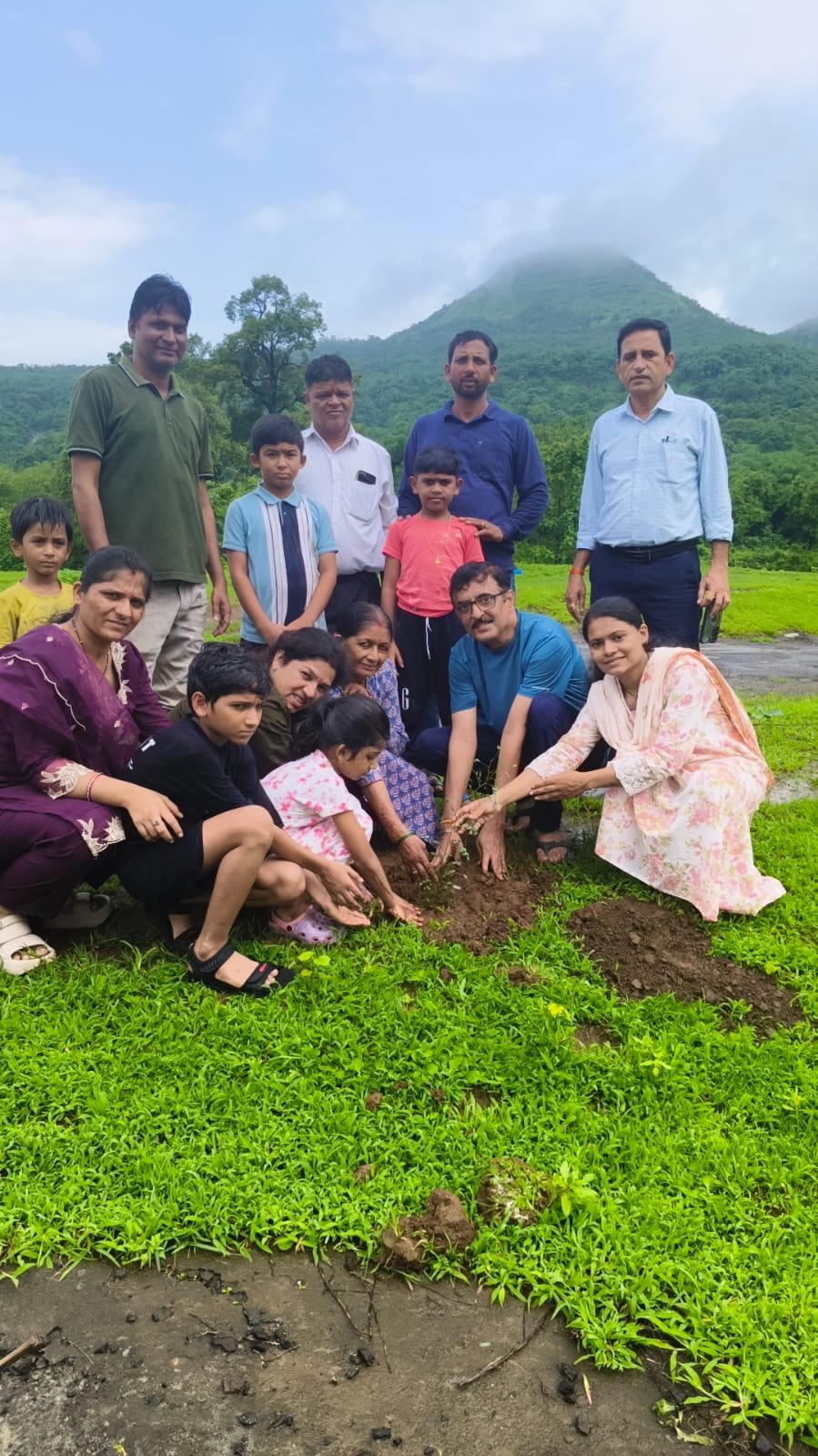 किरवलीत श्री श्री रविशंकर ट्रस्टतर्फे २०० फळझाडांची लागवड