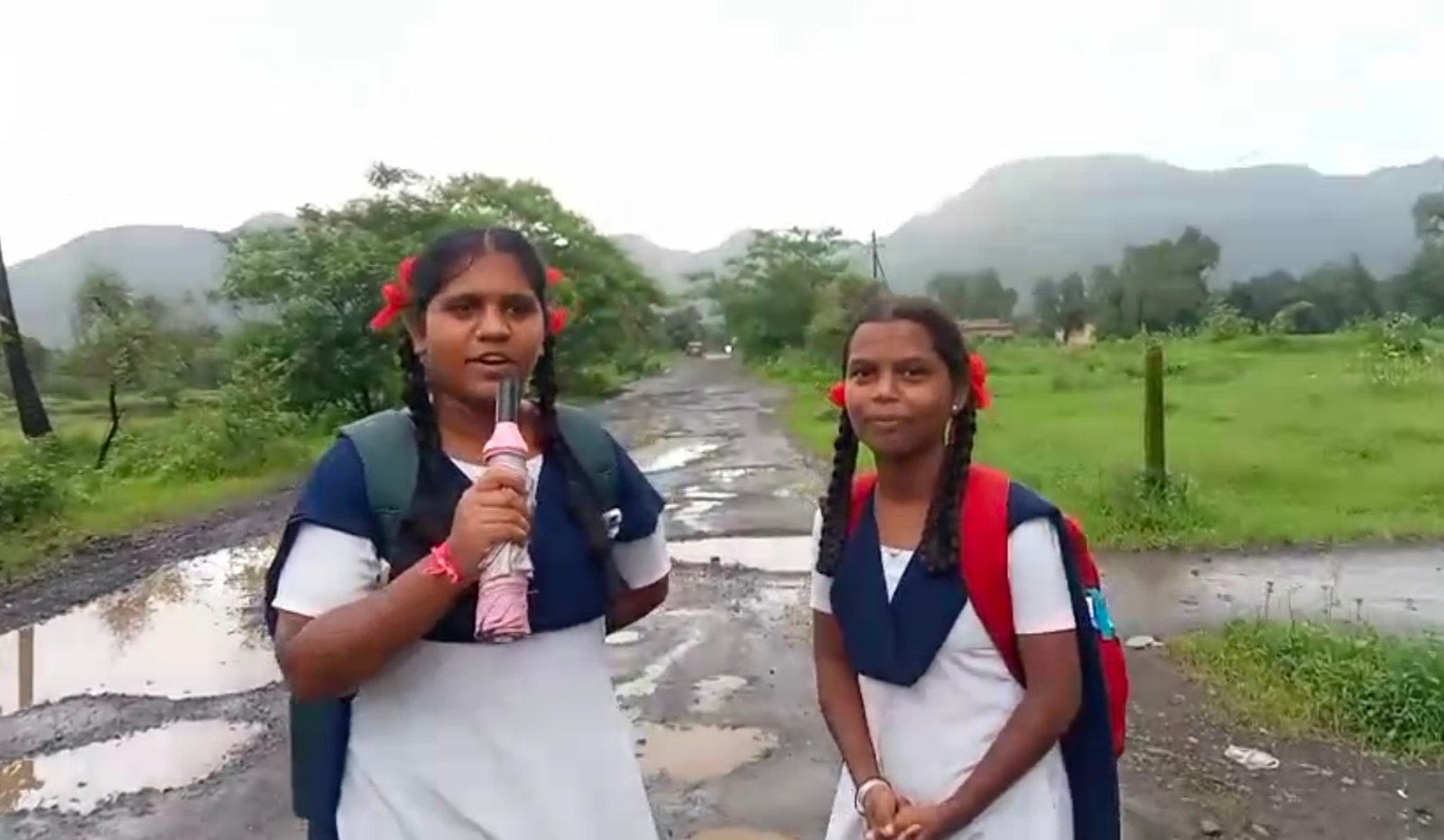 शाळकरी विद्यार्थीनींच्या ‘खड्ड्यांवरील रिपोर्टिंग’ने लोकप्रतिनिधींना चपराक