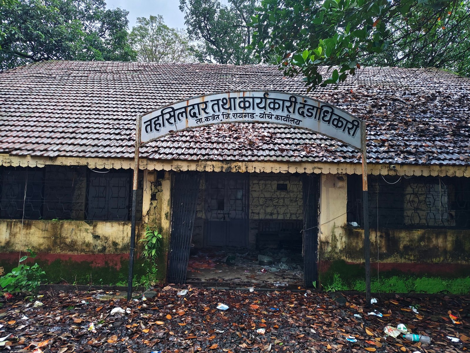 कर्जतच्या जुन्या तहसील कार्यालयाची वास्तू दुर्लक्षामुळे नामशेष होण्याच्या मार्गावर