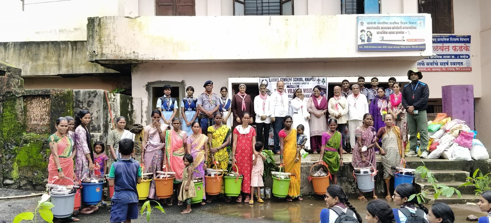 खाऊचे पैसे वाचवत कार्मेल कॉन्व्हेंटच्या विद्यार्थ्यांनी जपला सेवाभाव