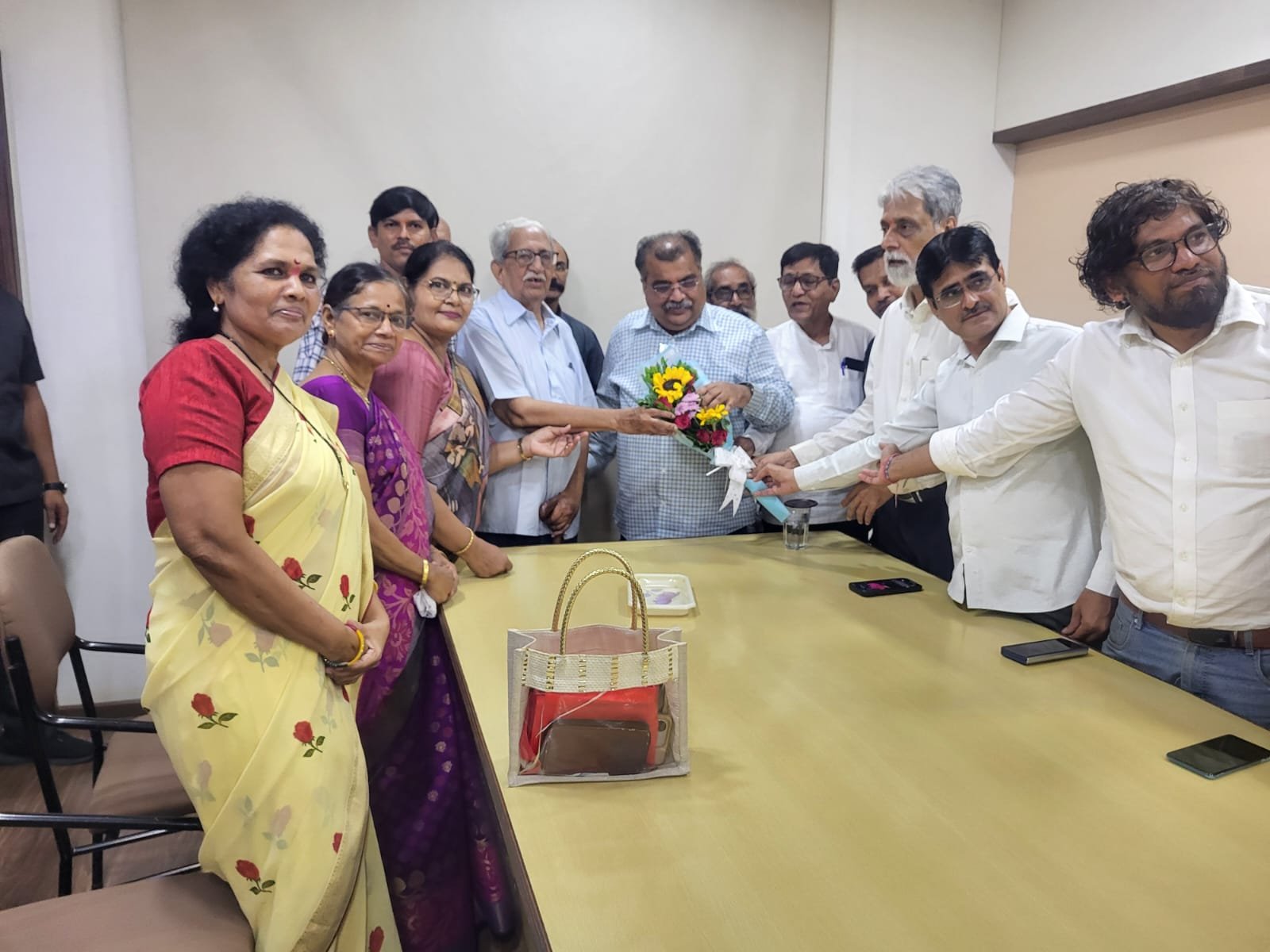 रेल्वे प्रवाशांच्या प्रश्नांवर आमदार रविंद्र चव्हाण यांच्यासोबत प्रवासी संघटनांची सविस्तर बैठक