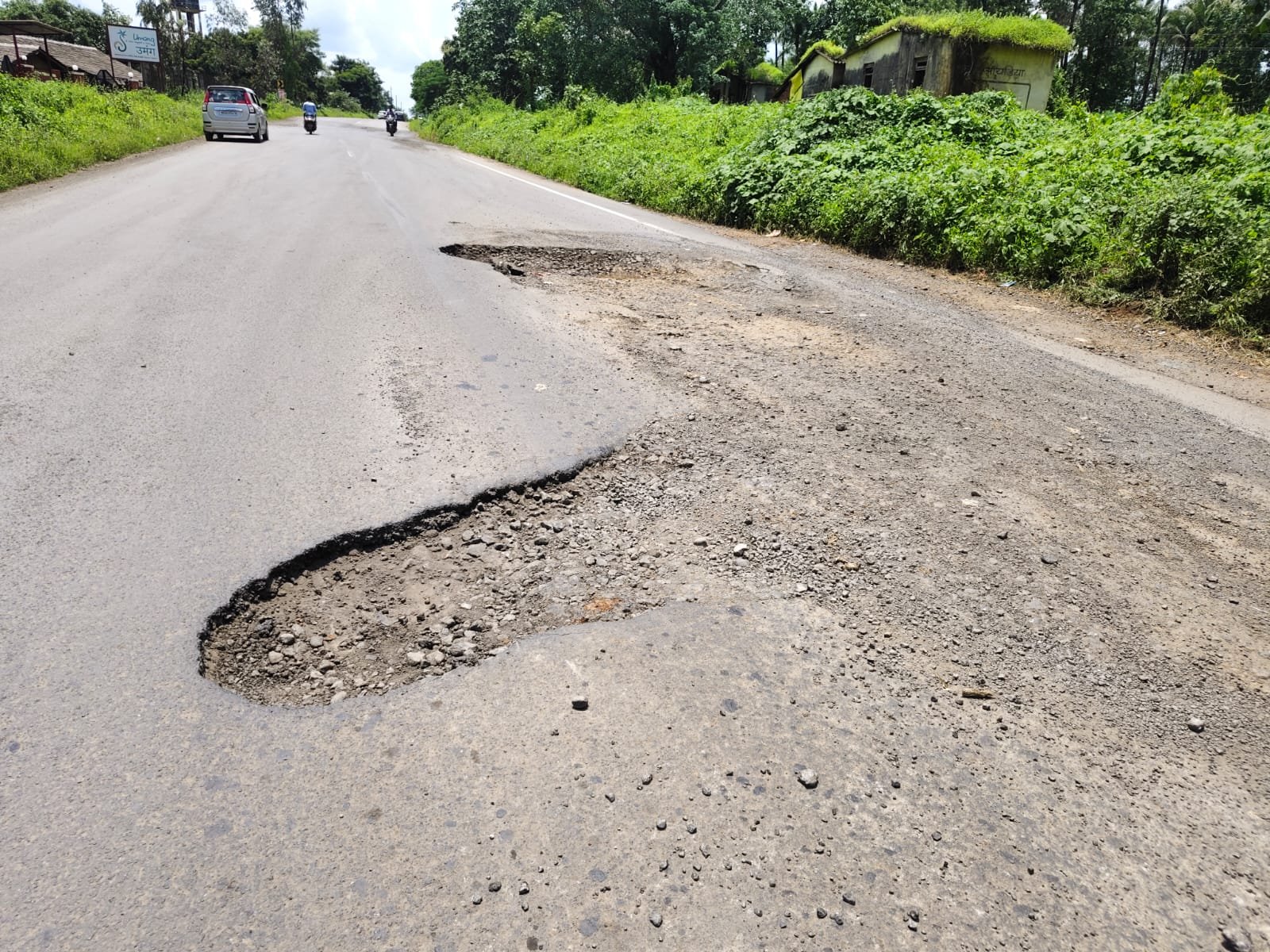 कर्जतमध्ये वाहनधारकांचा जीव धोक्यात!