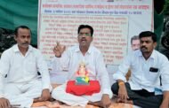 बाप्पाची मूर्ती घेऊन सामाजिक कार्यकर्त्यांचे अनोखे आंदोलन