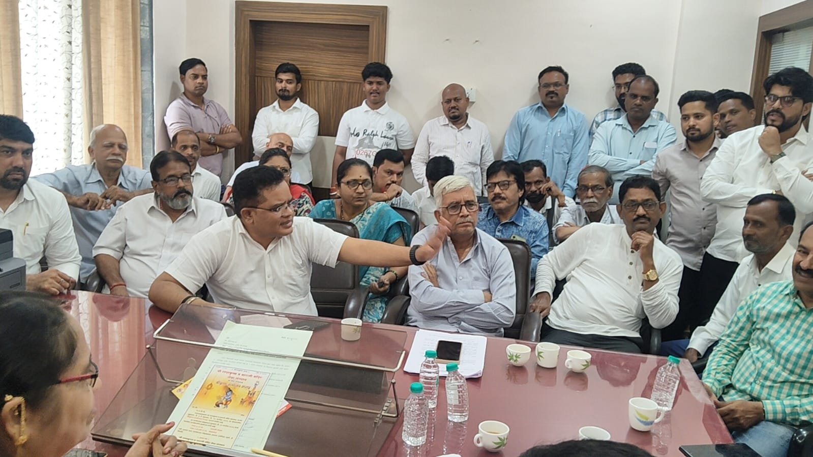 कर्जत शहरातील प्रलंबित समस्यांवर ‘कर्जत बचाव समिती’ची प्रशासनासोबत आढावा बैठक