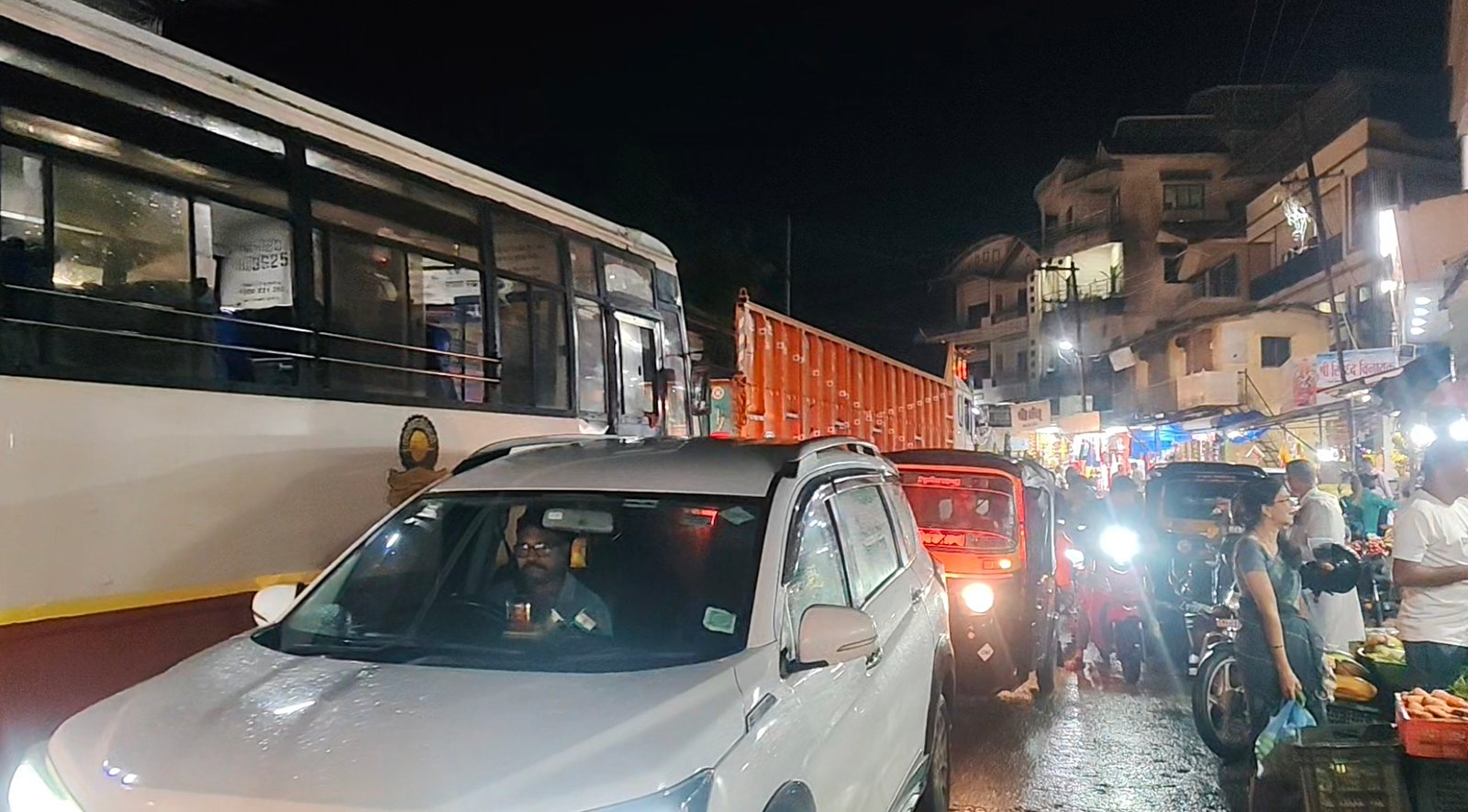 कडावमध्ये वाहतूक कोंडीने नागरिक हैराण