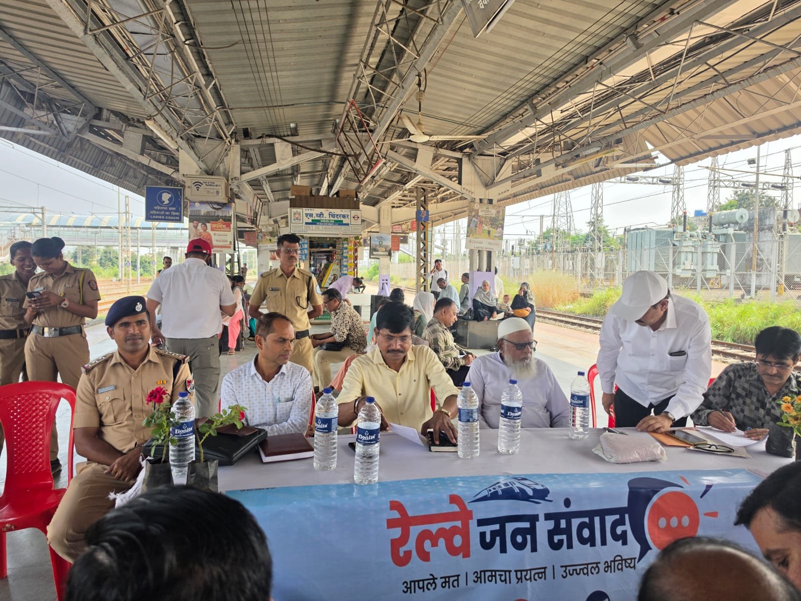 वांगणी रेल्वे स्थानकावरील ‘जनसंवाद’ कार्यक्रमात प्रवाशांच्या मागण्यांना सकारात्मक प्रतिसाद