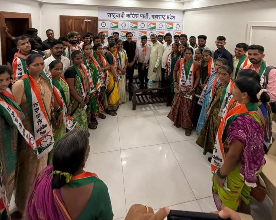 शिंदे गटातुन राष्ट्रवादी पक्षात संपूर्ण गावाचा जाहीर प्रवेश