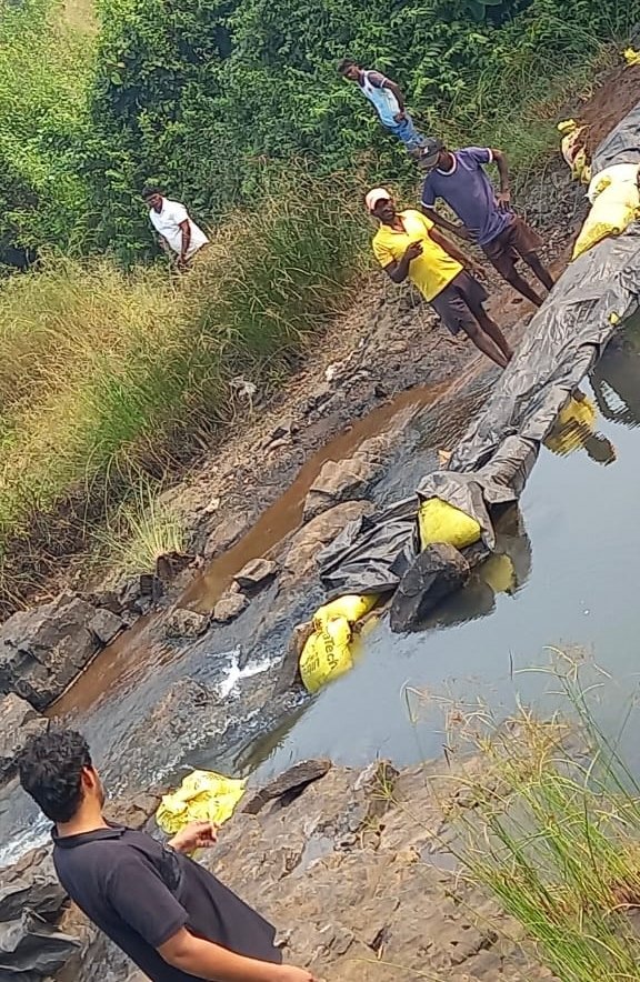 स्वखर्चातून नदीवर बंधारा बांधत धनसे बंधूंचा जलसंवर्धनाचा आदर्श